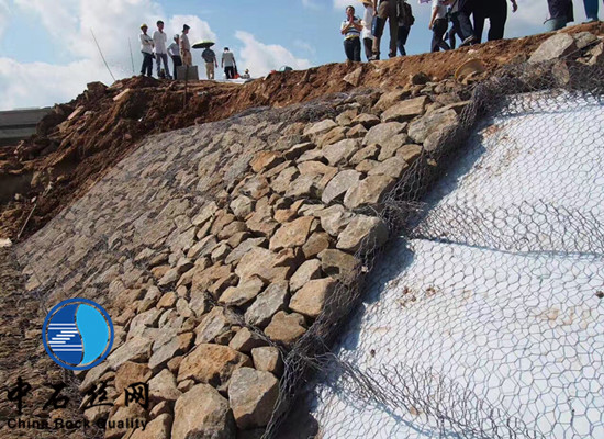 石籠網護坡